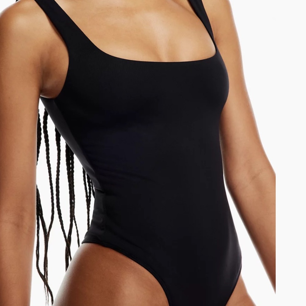 Aritzia Babaton contour tank bodysuit
